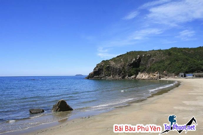 Bãi Bàu Phú Yên có biển trong xanh và lặn sóng