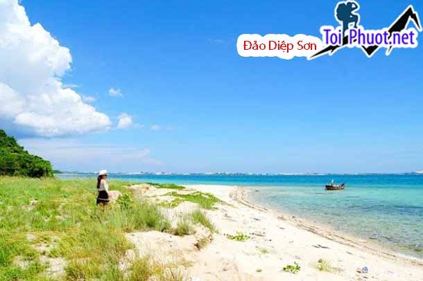 Nước biển trên đảo Điệp Sơn trong xanh màu ngọc bích.