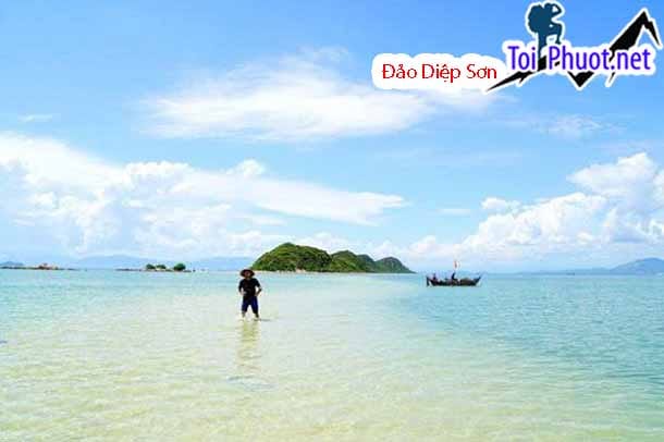 Hòa mình trong dóng nước biển trong vắt
