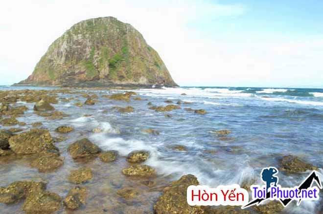Hòn Yến biển trong xanh lặn sóng