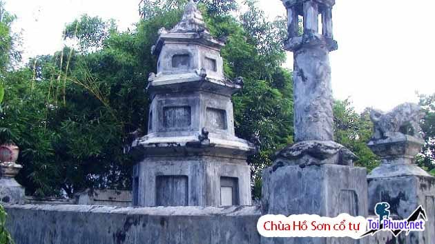 Tháp cổ ở Chùa Hồ Sơn cổ tự