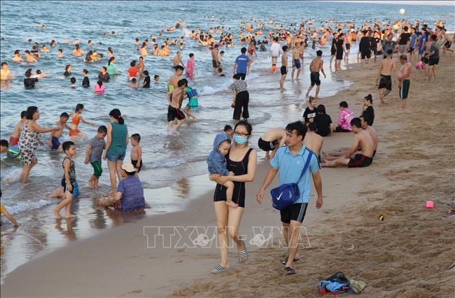 Tắm biển Phú Yên