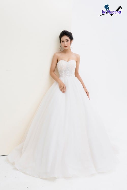 Váy cưới, Áo Cưới Đẹp Tuy Hoà Phú Yên đính ren tôn vẻ tinh khôi của tân nương