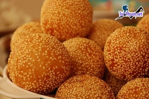 Bánh cam miền Tây được làm từ hai loại bột là bột nếp và bột gạo thơm ngon