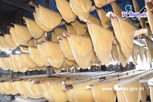 Bánh phồng tôm Cà Mau giòn rụm với vị tôm đặc trưng hòa quyện cùng các loại gia vị ngon khó cưỡng