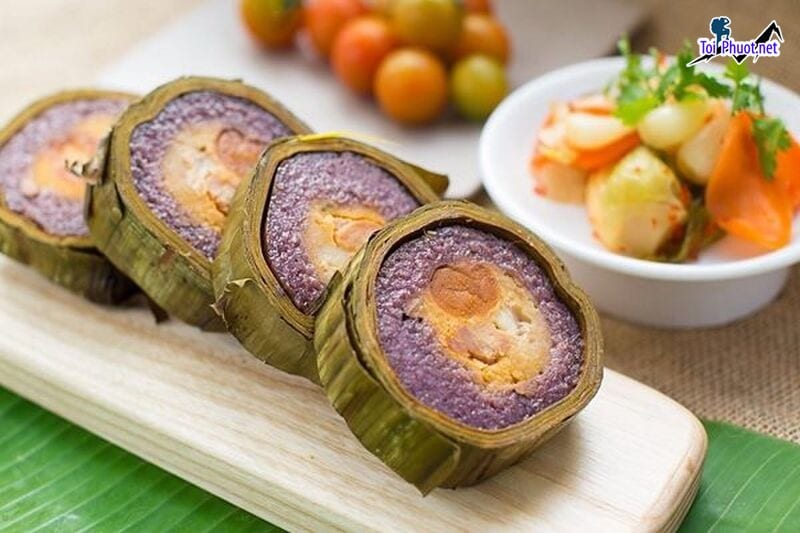 Đầu năm thưởng thức Bánh tét Trà Cuôn cắn một miếng vị béo bùi lấp đầy trong khoang miệng