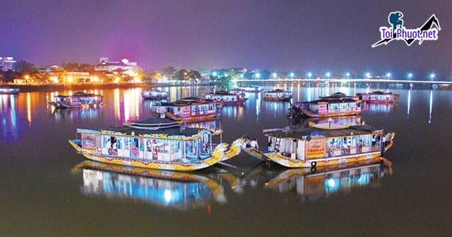 Đi thuyền trên sông Hương khám phá toàn bộ thành phố Huế bằng thuyền rồng Huế