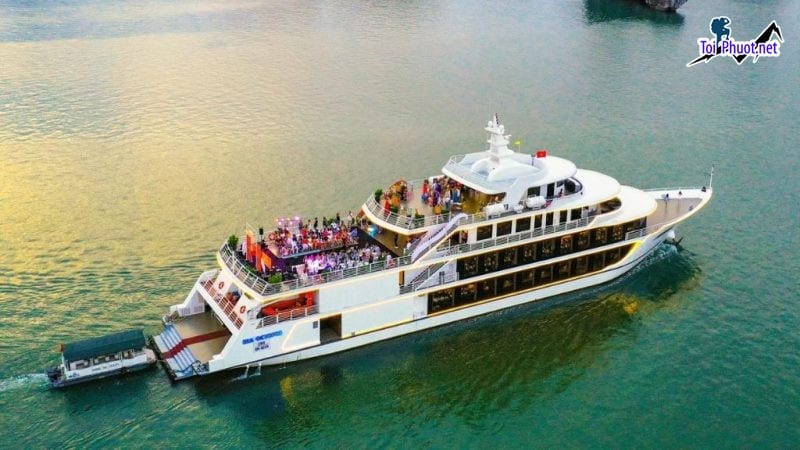 Dịch vụ ăn tối trên du thuyền vịnh Hạ Long khám phá hương vị biển