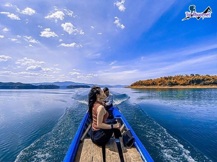 Dịch vụ du lịch cano trên hồ Tà Đùng tìm đến phút giây an lạc nơi không gian yên tĩnh