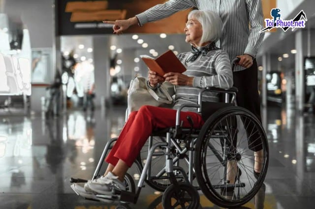 Dịch vụ hỗ trợ khách lớn tuổi trong du lịch và những lưu ý quan trọng