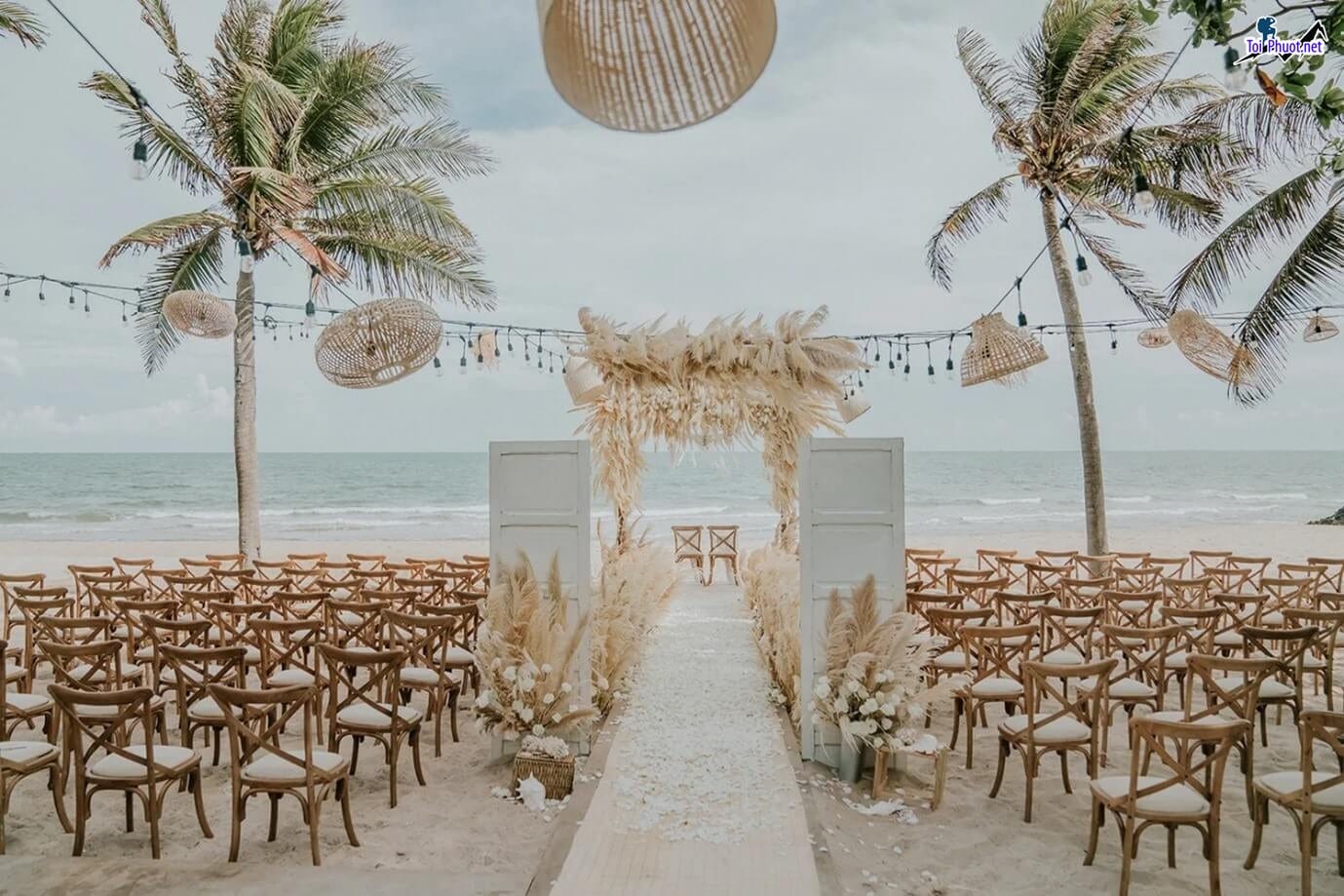 Dịch vụ tổ chức lễ cưới tại bãi biển và những điều bạn cần phải biết