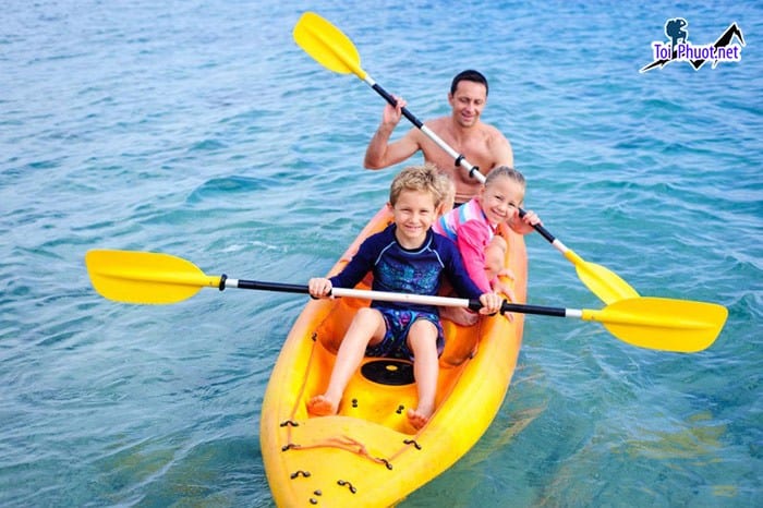 Dịch vụ tour kết hợp trải nghiệm chèo thuyền kayak bộ môn thể thao dưới nước thú vị