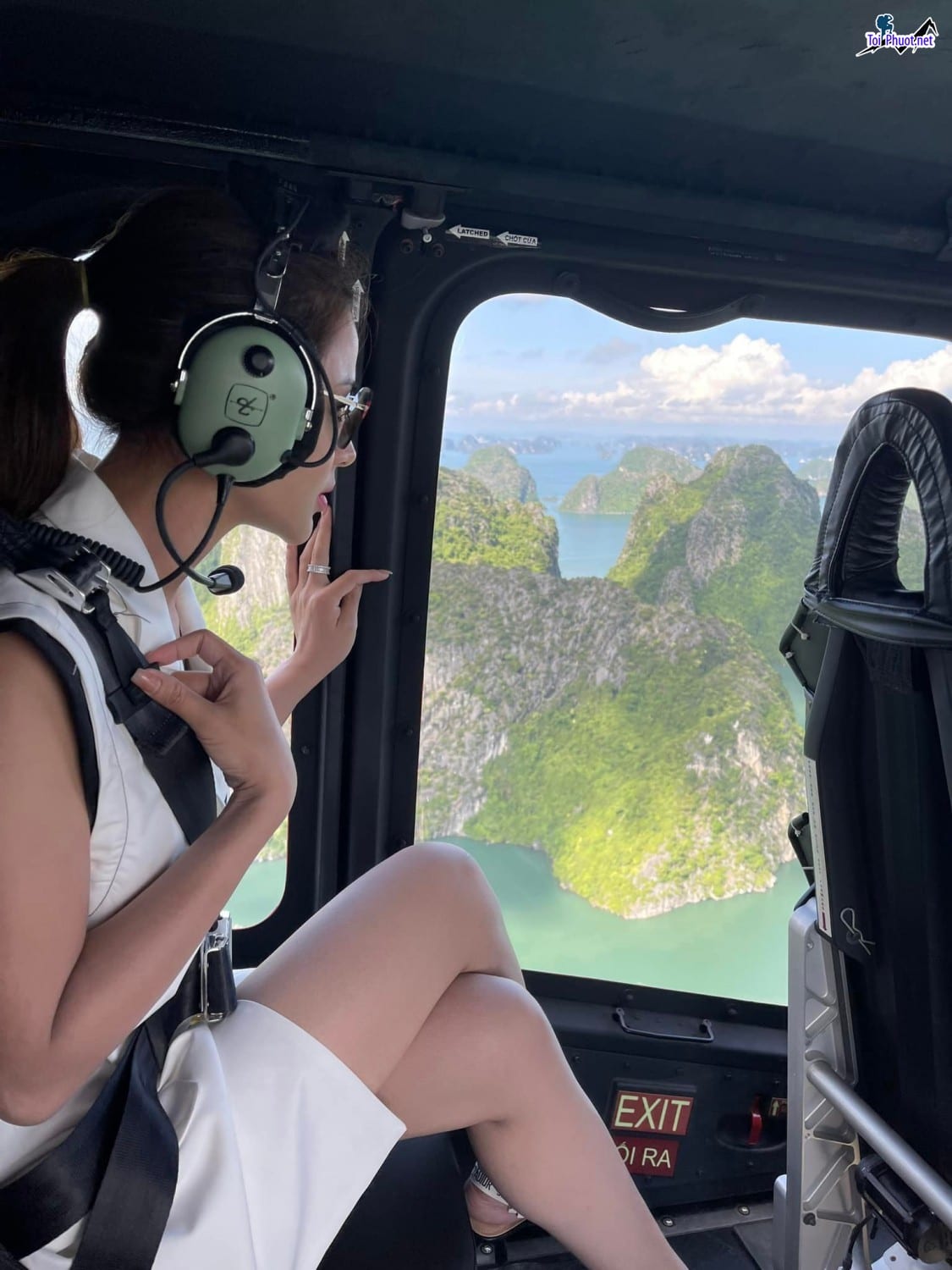 Dịch vụ tour ngắm cảnh bằng máy bay khám phá Vịnh Hạ Long trên không 10 phút