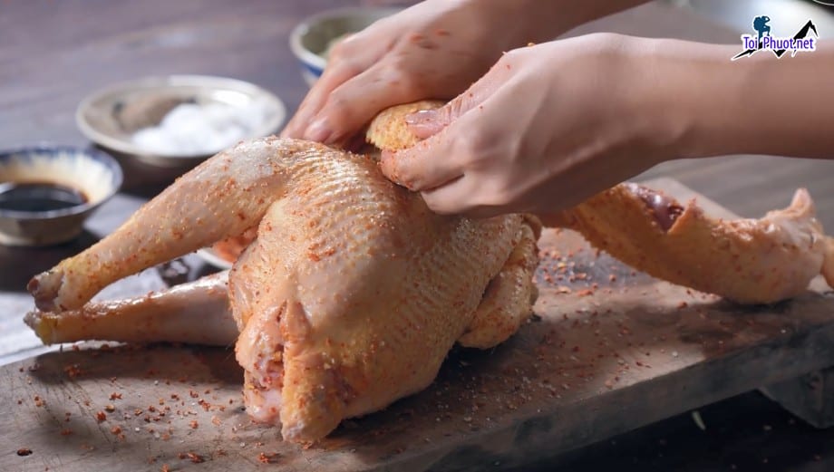 Gà nướng đất sét Bình Phước đặc sản thơm ngon của việc nướng gà bằng đất sét