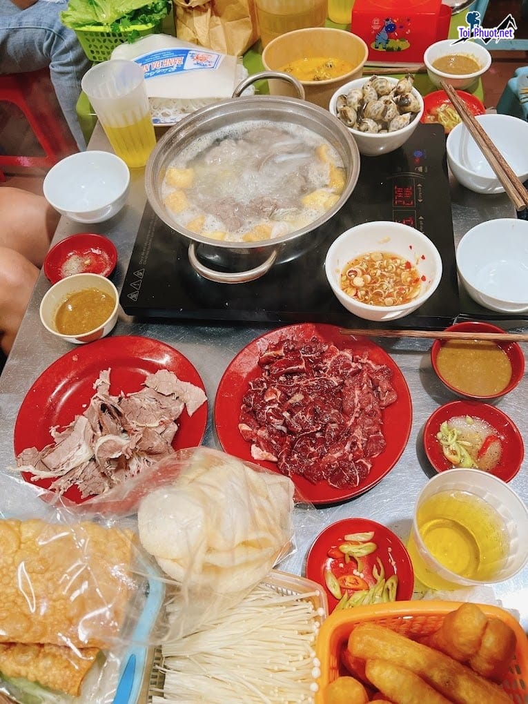 Lẩu bò nhúng dấm miền Bắc Món ăn kết hợp nhiều loại thịt bò mềm ngọt