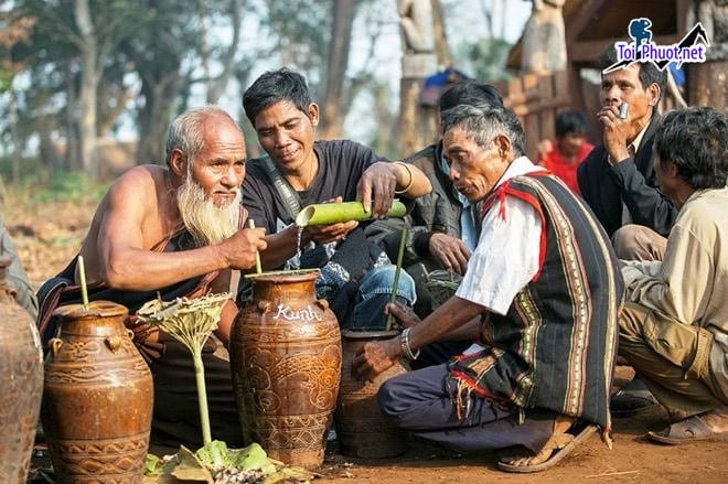 Rượu cần Tây Nguyên biểu tượng của tình đoàn kết sự sẻ chia và sự hòa quyện với thiên nhiên