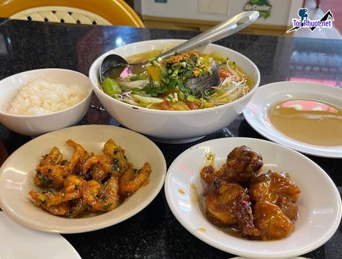 Top 5 Quán cơm ngon nhất Cao Bằng nhiệt tình, niềm nở, chu đáo của nhân viên