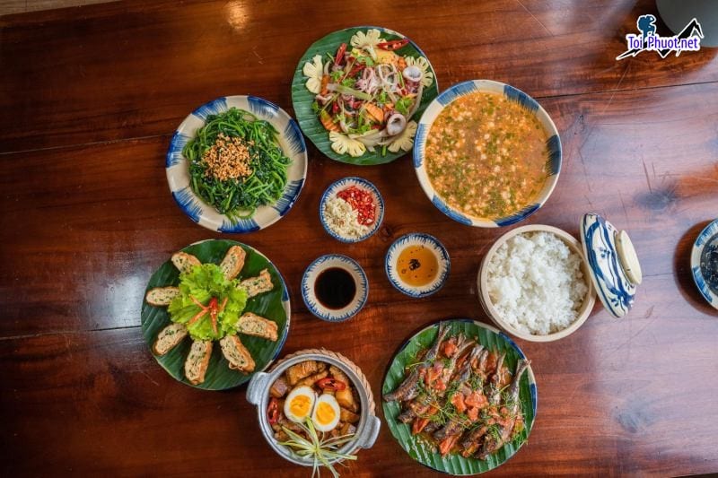 Top 9 Quán cơm ngon nhất Kon Tum không gian quán sạch sẽ